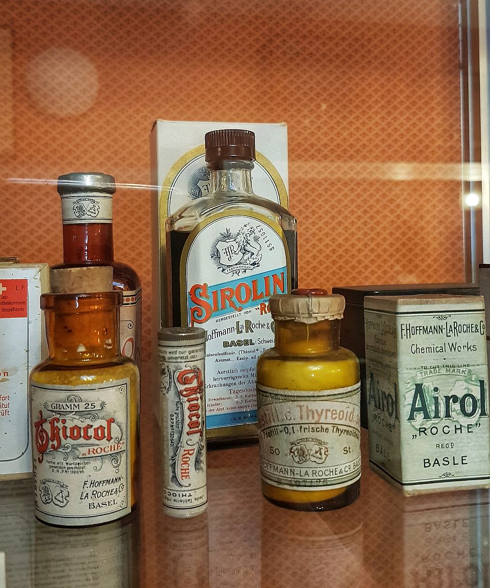 Roche-Produkte im Pharmaziemuseum Basel